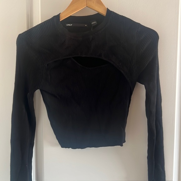 Black crop long sleeve with slit - Picture 1 of 1